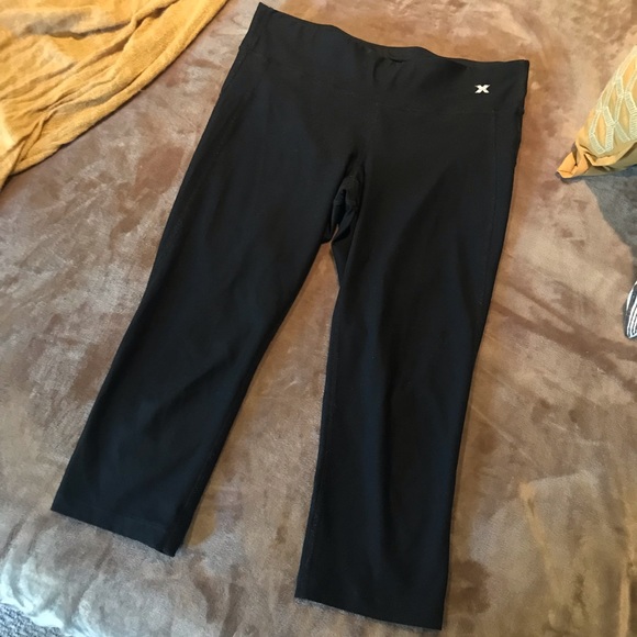 Black cropped athletic leggings - Picture 2 of 3